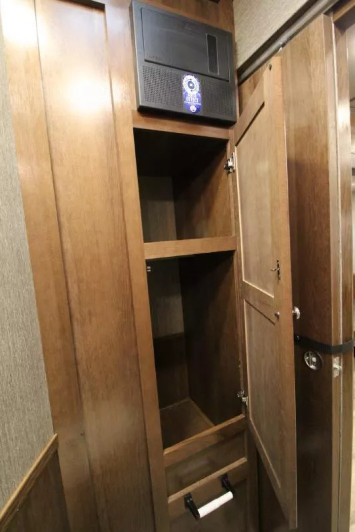 New PRICE REDUCED $5000 2026 SMC Patriot 8313SSR 3 Horse w/Slide-13ft SW 8'TALL 8'W-ALL REAL WOOD INT.-LOADED-SOFA & DINETTE-All Aluminum