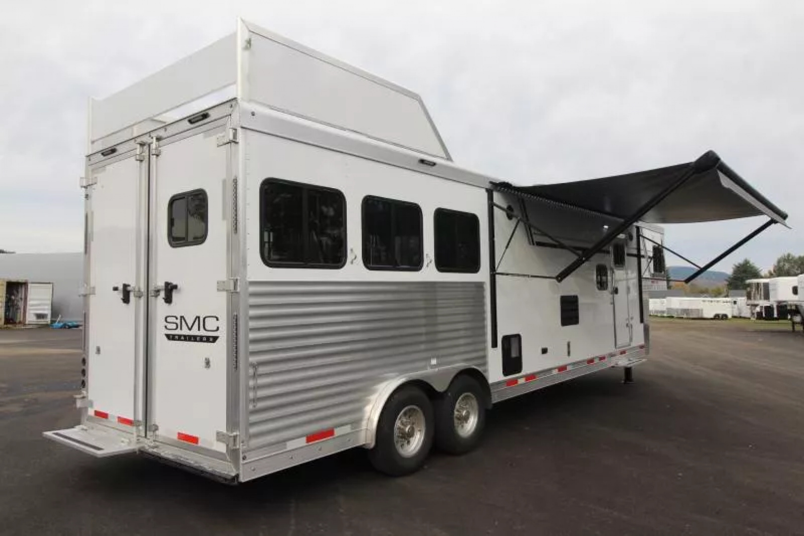 New PRICE REDUCED $5000 2026 SMC Patriot 8313SSR 3 Horse w/Slide-13ft SW 8'TALL 8'W-ALL REAL WOOD INT.-LOADED-SOFA & DINETTE-All Aluminum
