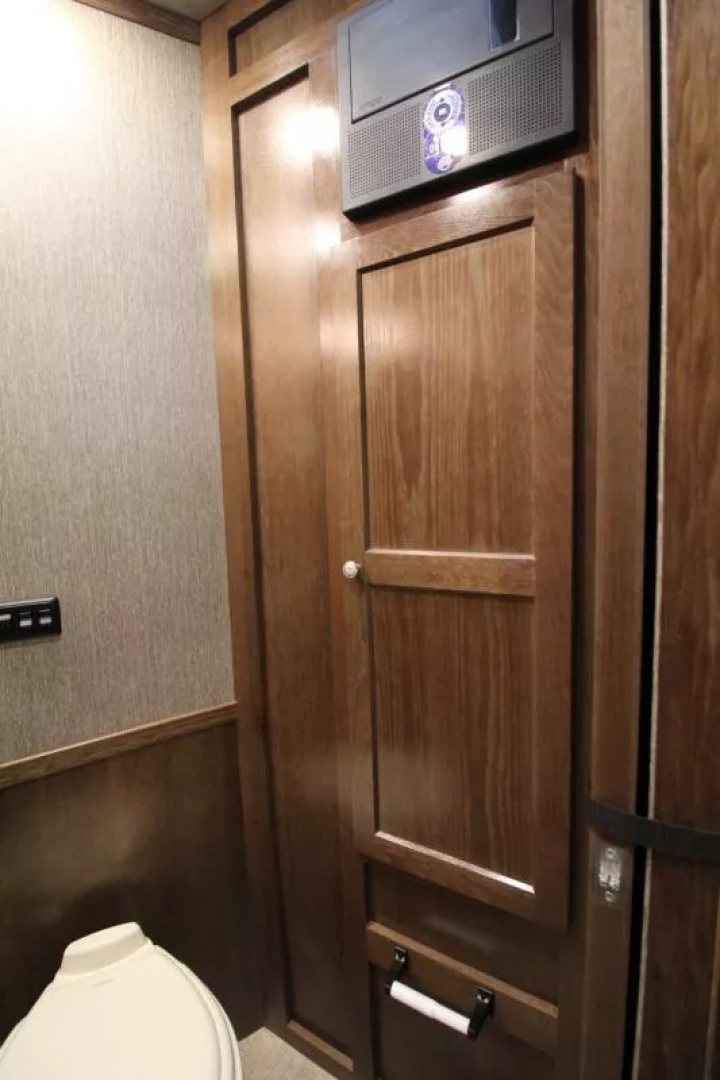 New PRICE REDUCED $5000 2026 SMC Patriot 8313SSR 3 Horse w/Slide-13ft SW 8'TALL 8'W-ALL REAL WOOD INT.-LOADED-SOFA & DINETTE-All Aluminum