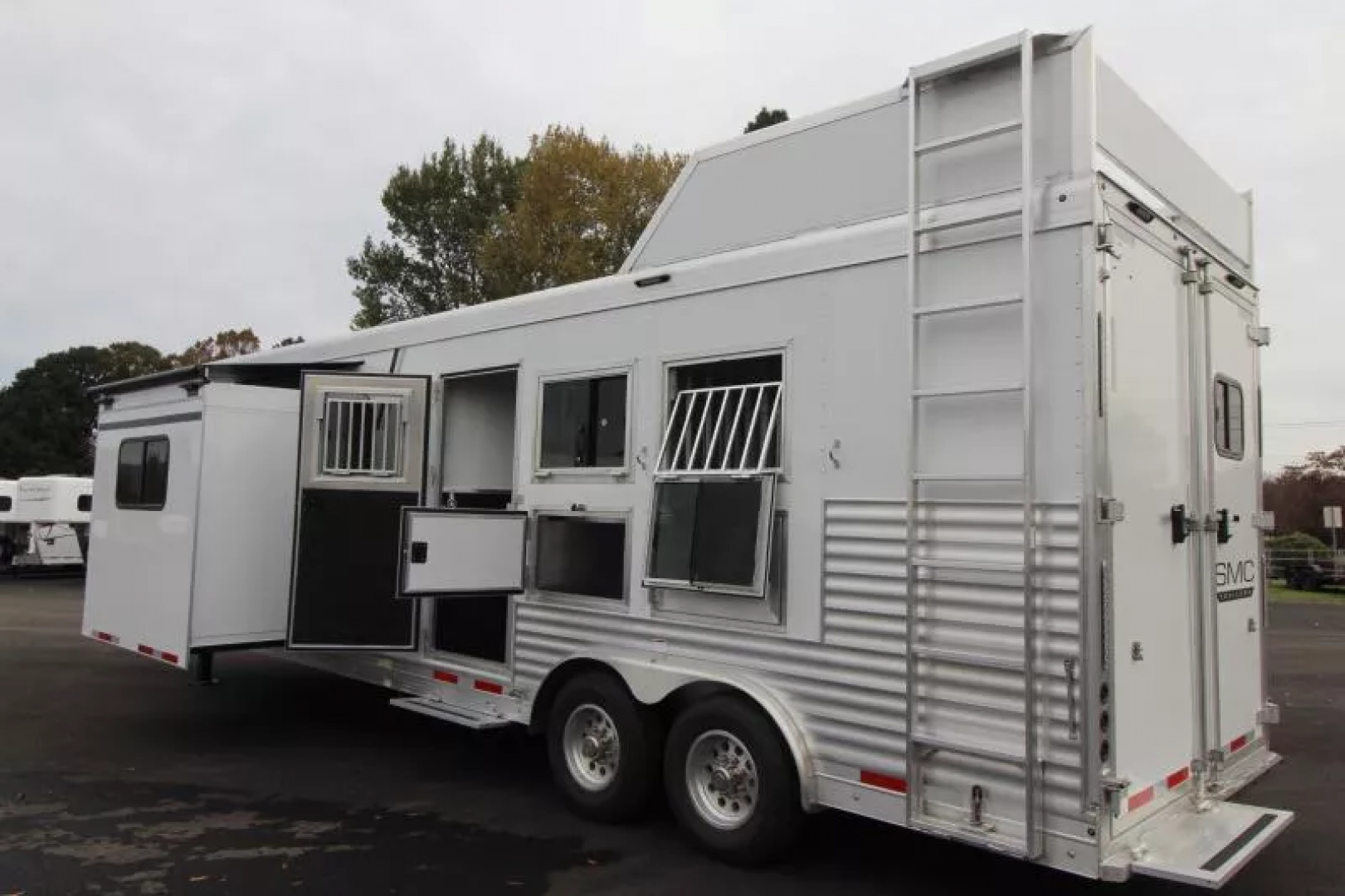 New PRICE REDUCED $5000 2026 SMC Patriot 8313SSR 3 Horse w/Slide-13ft SW 8'TALL 8'W-ALL REAL WOOD INT.-LOADED-SOFA & DINETTE-All Aluminum