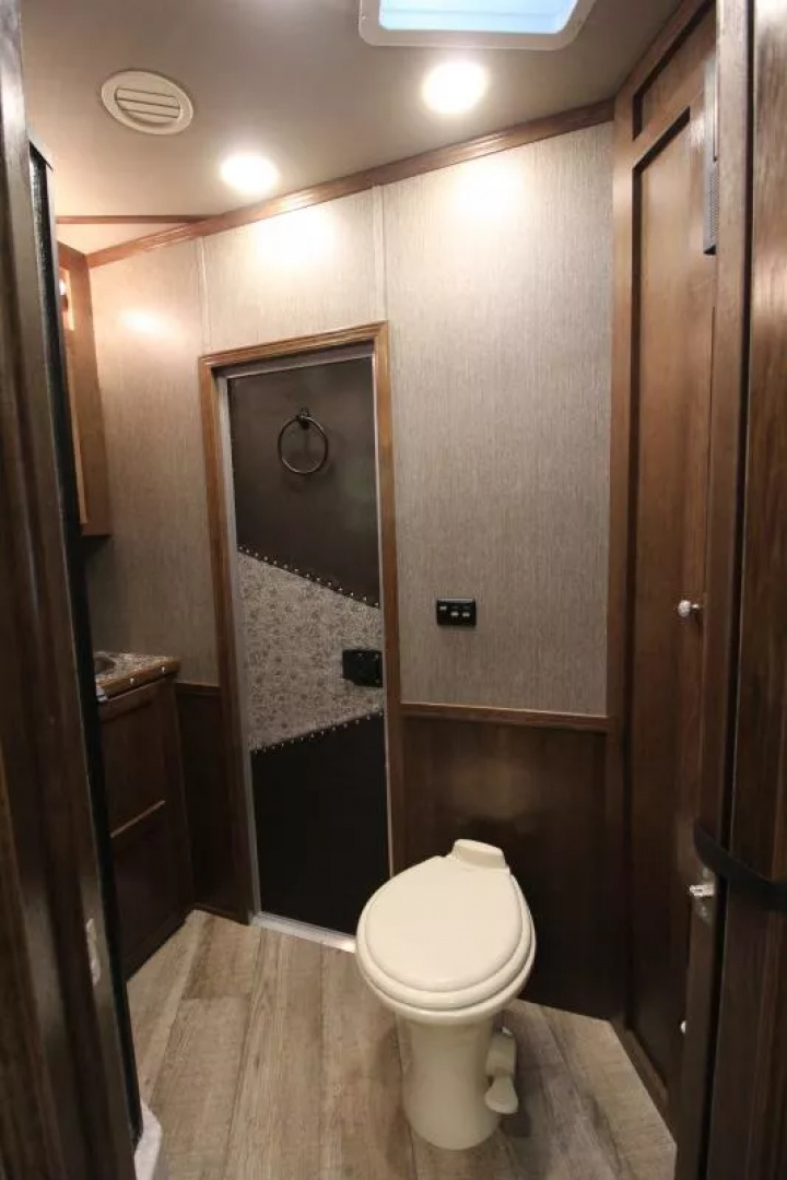 New PRICE REDUCED $5000 2026 SMC Patriot 8313SSR 3 Horse w/Slide-13ft SW 8'TALL 8'W-ALL REAL WOOD INT.-LOADED-SOFA & DINETTE-All Aluminum