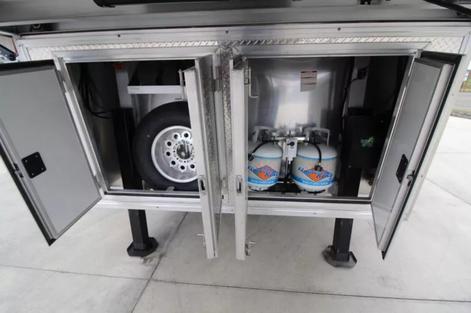 New PRICE REDUCED $5000 2026 SMC Patriot 8313SSR 3 Horse w/Slide-13ft SW 8'TALL 8'W-ALL REAL WOOD INT.-LOADED-SOFA & DINETTE-All Aluminum