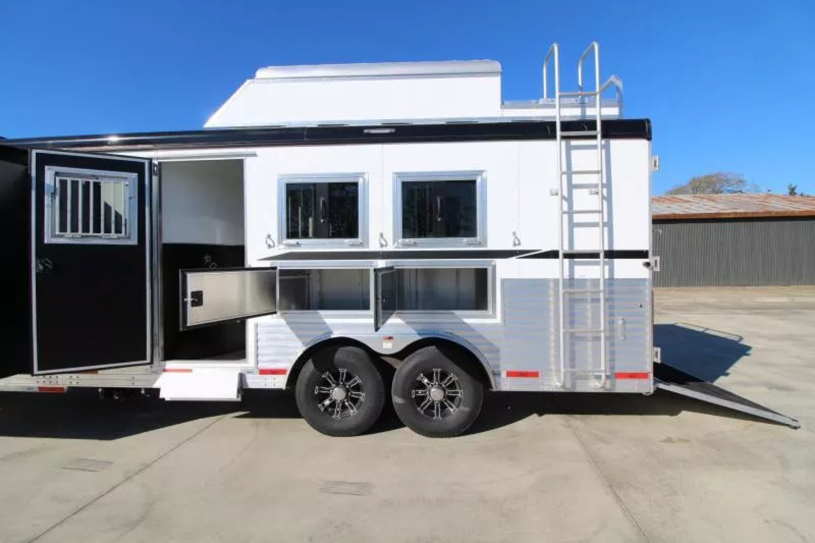 New 2026 Bison 8313B - 13ft SW LQ - Slide out - Haypod - Oven - Couch & Dinette - 3 Horse Trailer