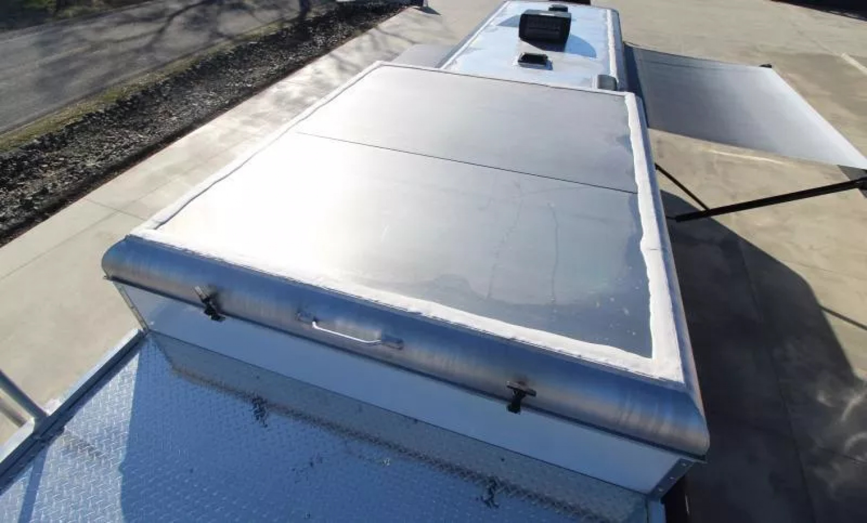 New 2026 Bison 8313B - 13ft SW LQ - Slide out - Haypod - Oven - Couch & Dinette - 3 Horse Trailer