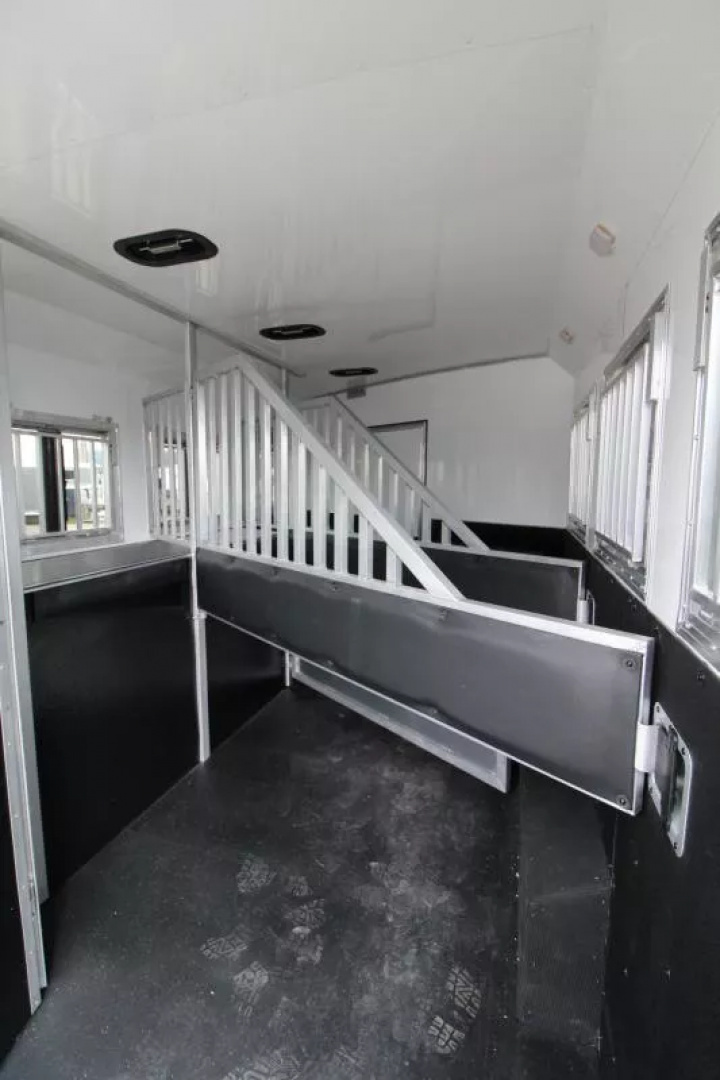 New 2026 Bison 8313B - 13ft SW LQ - Slide out - Haypod - Oven - Couch & Dinette - 3 Horse Trailer