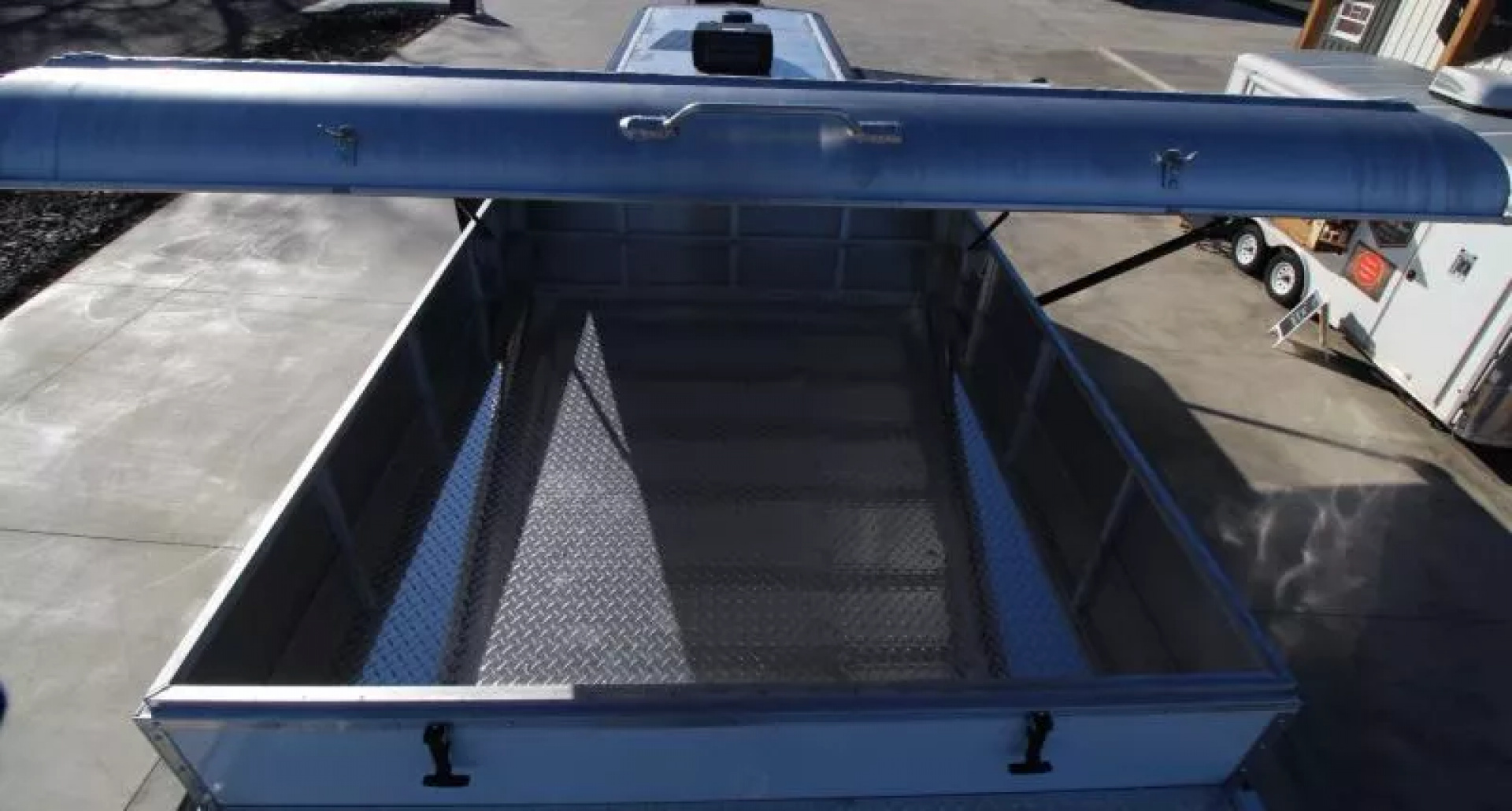 New 2026 Bison 8313B - 13ft SW LQ - Slide out - Haypod - Oven - Couch & Dinette - 3 Horse Trailer