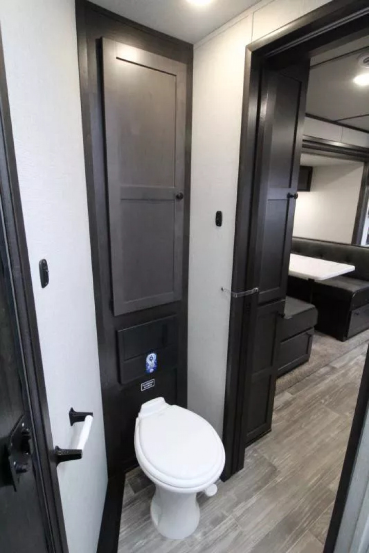 New 2026 Bison 8313B - 13ft SW LQ - Slide out - Haypod - Oven - Couch & Dinette - 3 Horse Trailer