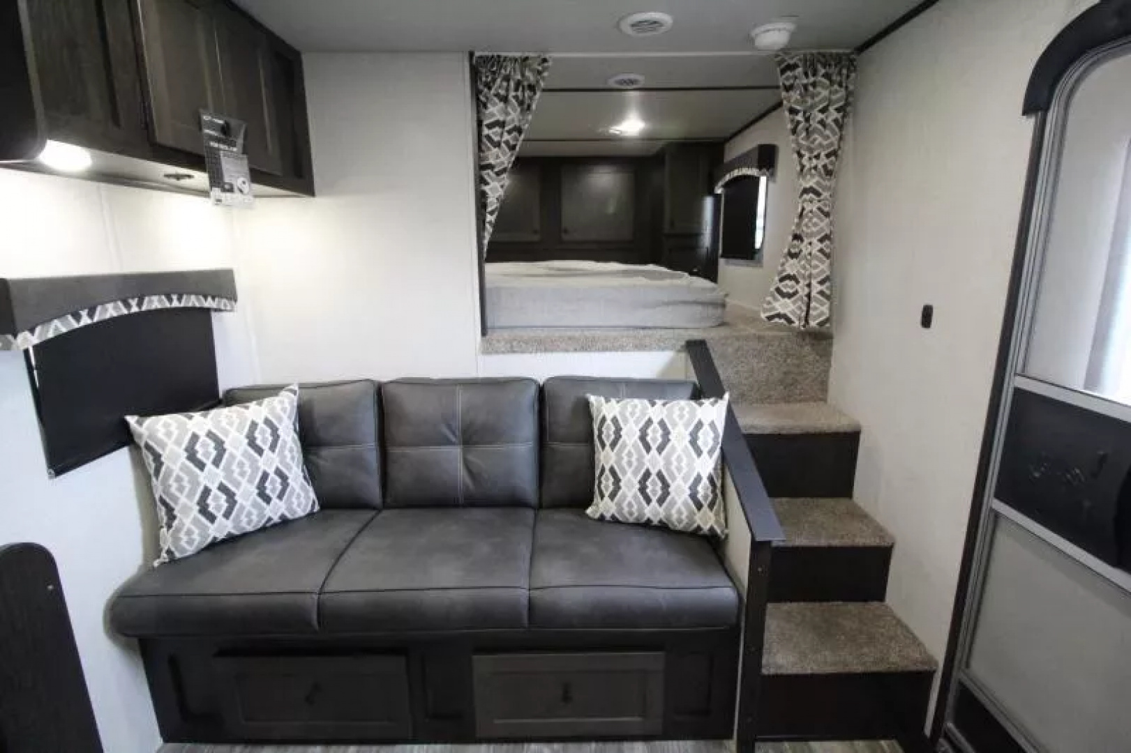 New 2026 Bison 8313B - 13ft SW LQ - Slide out - Haypod - Oven - Couch & Dinette - 3 Horse Trailer