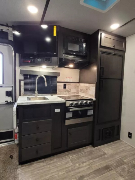 New 2026 Bison 8313B - 13ft SW LQ - Slide out - Haypod - Oven - Couch & Dinette - 3 Horse Trailer