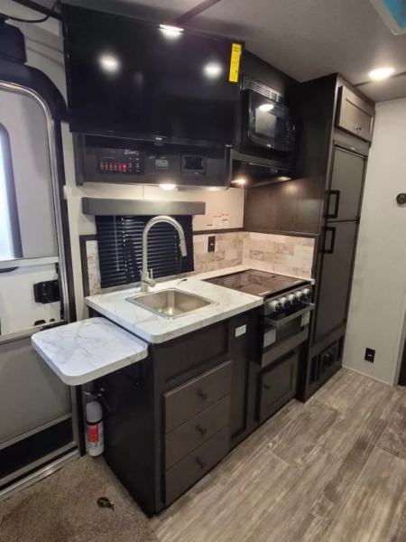New 2026 Bison 8313B - 13ft SW LQ - Slide out - Haypod - Oven - Couch & Dinette - 3 Horse Trailer