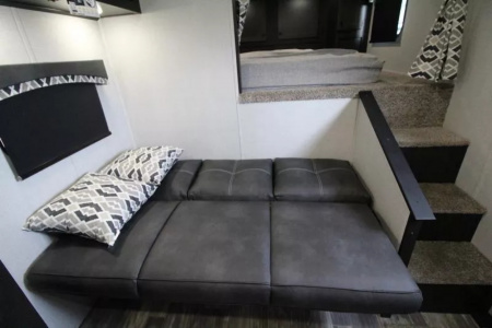 New 2026 Bison 8313B - 13ft SW LQ - Slide out - Haypod - Oven - Couch & Dinette - 3 Horse Trailer