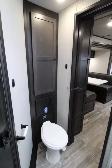 New 2026 Bison 8313B - 13ft SW LQ - Slide out - Haypod - Oven - Couch & Dinette - 3 Horse Trailer