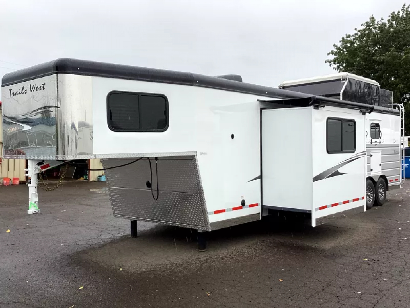 New PRICE REDUCED 2026 Trails West Sierra 13x17 Living Quarters w/ Slide-out - SOLAR!! - Hay Pod - 3 Horse Trailer