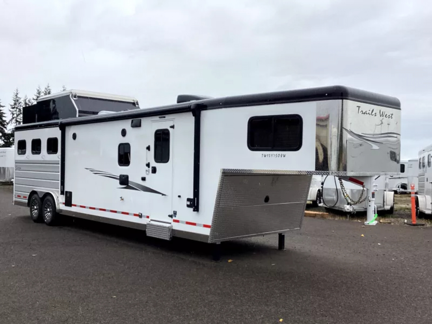 New PRICE REDUCED 2026 Trails West Sierra 13x17 Living Quarters w/ Slide-out - SOLAR!! - Hay Pod - 3 Horse Trailer