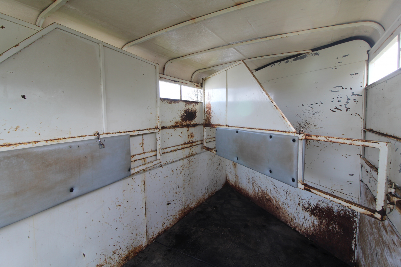Used 1995 Circle J 4 Horse Trailer - Adjustable Dividers
