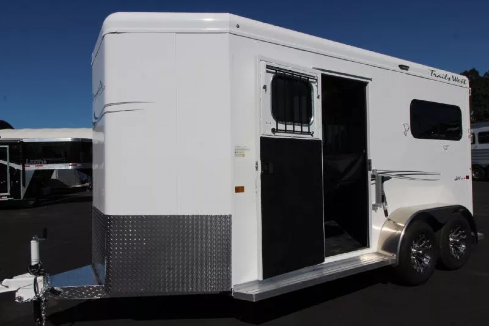 New 2026 Trails West Royale Plus -Warmblood 2H BP - Straight Load- Bench Style Water Tank- Feed Bags - Escape Doors