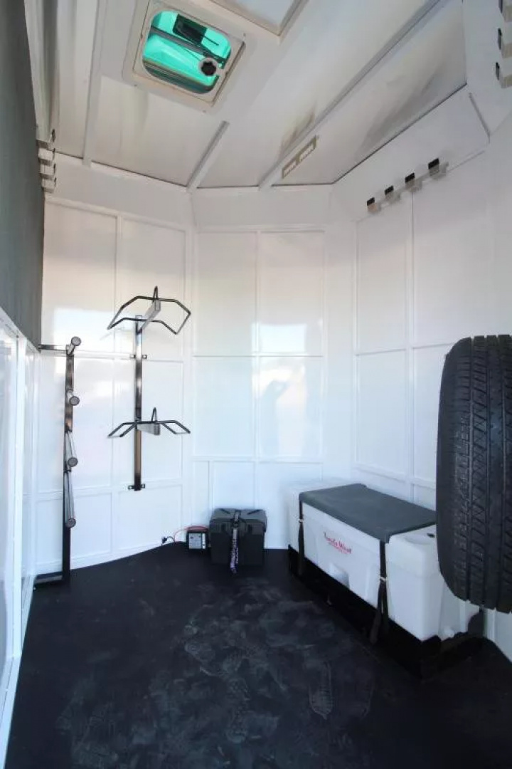 New 2026 Trails West Royale Plus -Warmblood 2H BP - Straight Load- Bench Style Water Tank- Feed Bags - Escape Doors