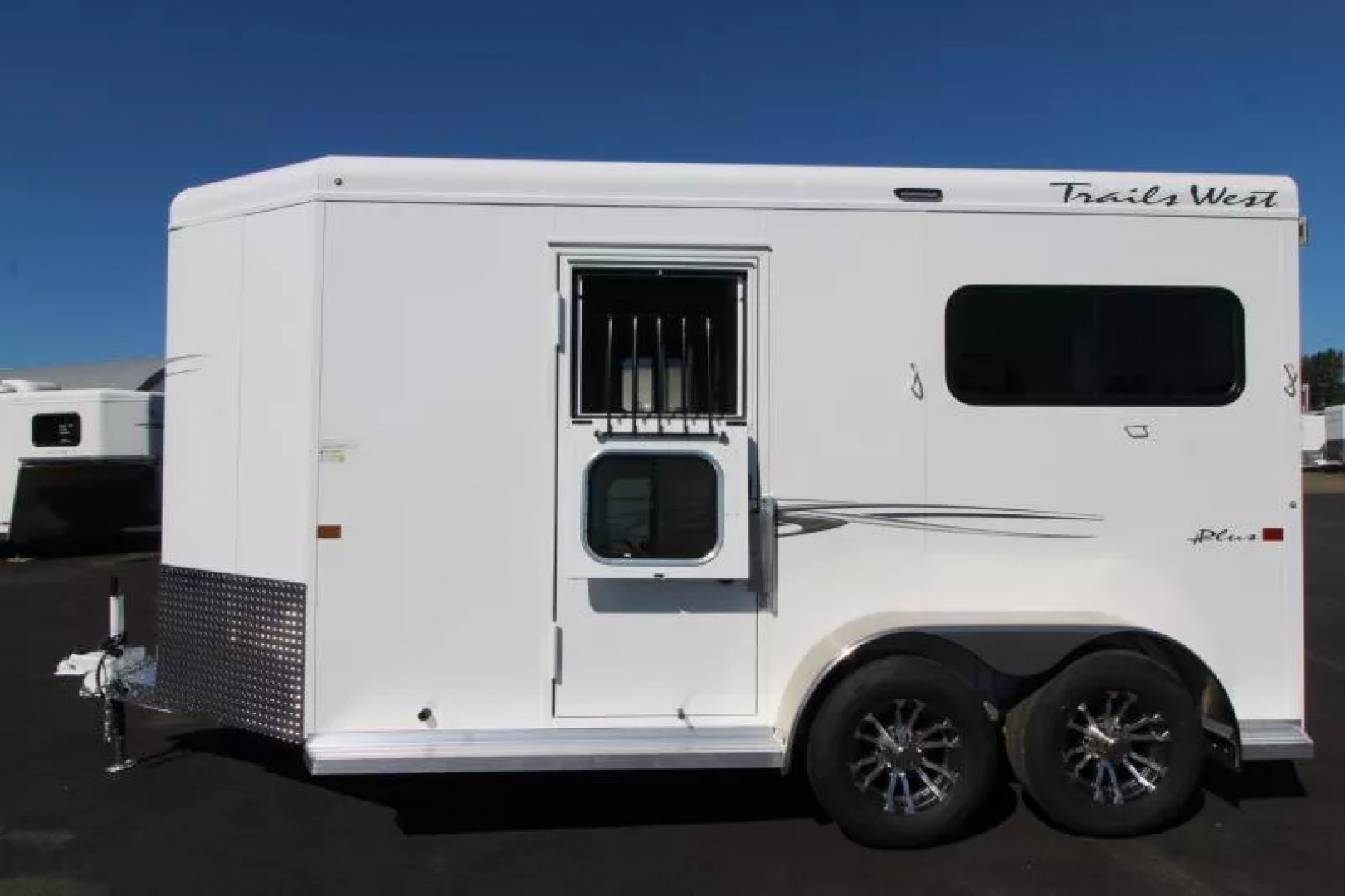 New 2026 Trails West Royale Plus -Warmblood 2H BP - Straight Load- Bench Style Water Tank- Feed Bags - Escape Doors