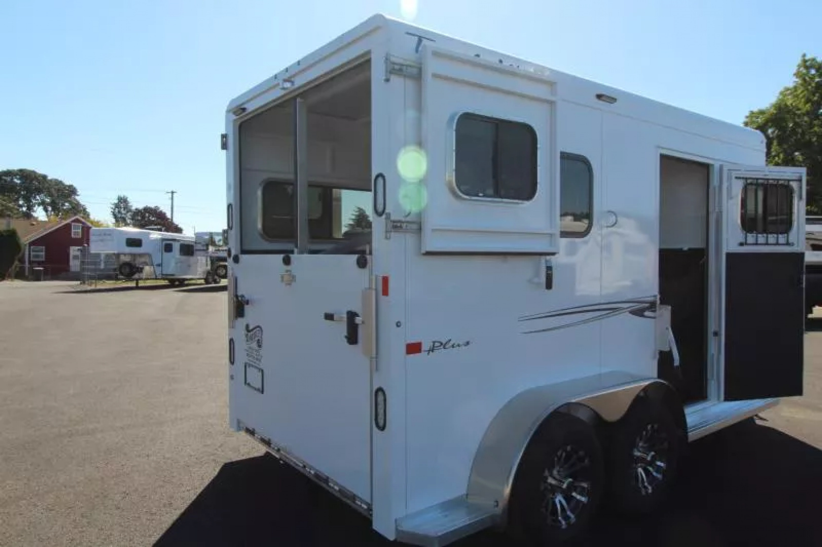 New 2026 Trails West Royale Plus -Warmblood 2H BP - Straight Load- Bench Style Water Tank- Feed Bags - Escape Doors