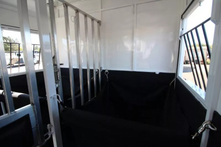 New 2026 Trails West Royale Plus -Warmblood 2H BP - Straight Load- Bench Style Water Tank- Feed Bags - Escape Doors