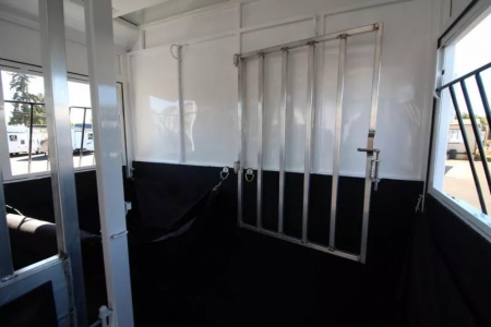 New 2026 Trails West Royale Plus -Warmblood 2H BP - Straight Load- Bench Style Water Tank- Feed Bags - Escape Doors
