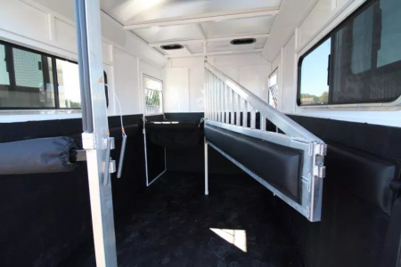 New 2026 Trails West Royale Plus -Warmblood 2H BP - Straight Load- Bench Style Water Tank- Feed Bags - Escape Doors