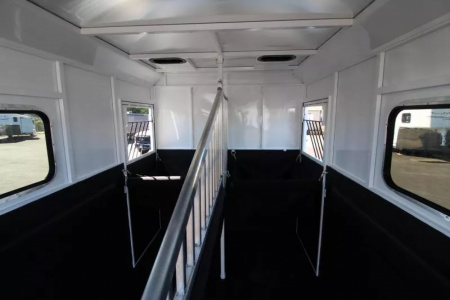 New 2026 Trails West Royale Plus -Warmblood 2H BP - Straight Load- Bench Style Water Tank- Feed Bags - Escape Doors