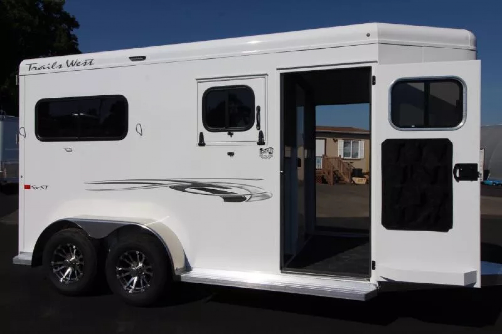 New 2026 Trails West Royale PRICE REDUCED SxST 2H BP - Straightload - Warmblood- Pass thru Door - Water Tank