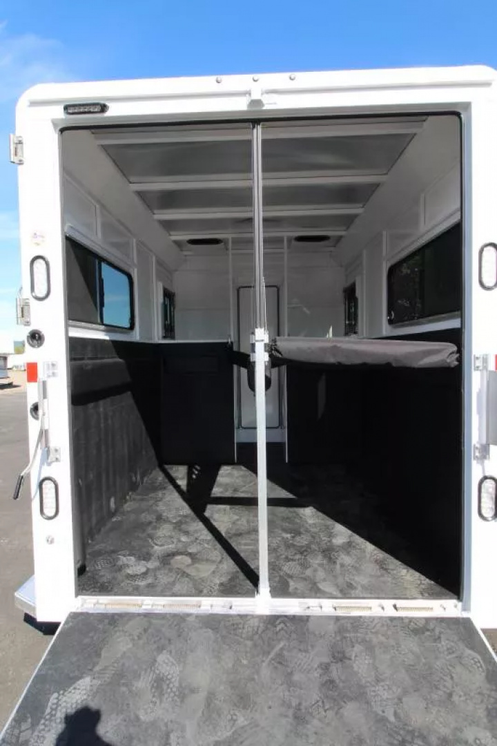 New 2026 Trails West Royale PRICE REDUCED SxST 2H BP - Straightload - Warmblood- Pass thru Door - Water Tank