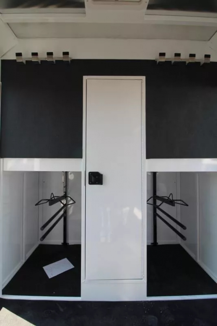 New 2026 Trails West Royale PRICE REDUCED SxST 2H BP - Straightload - Warmblood- Pass thru Door - Water Tank