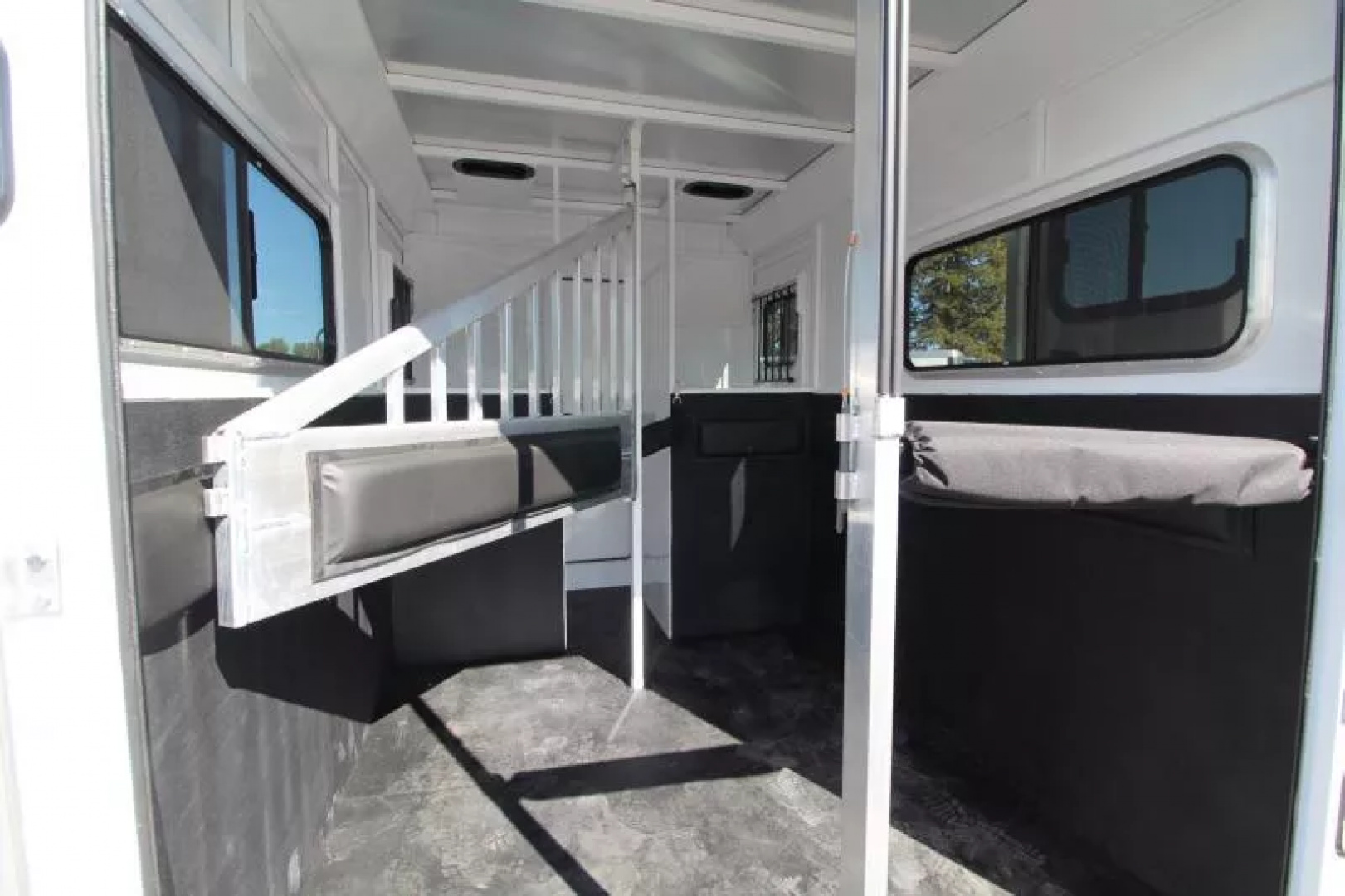 New 2026 Trails West Royale PRICE REDUCED SxST 2H BP - Straightload - Warmblood- Pass thru Door - Water Tank