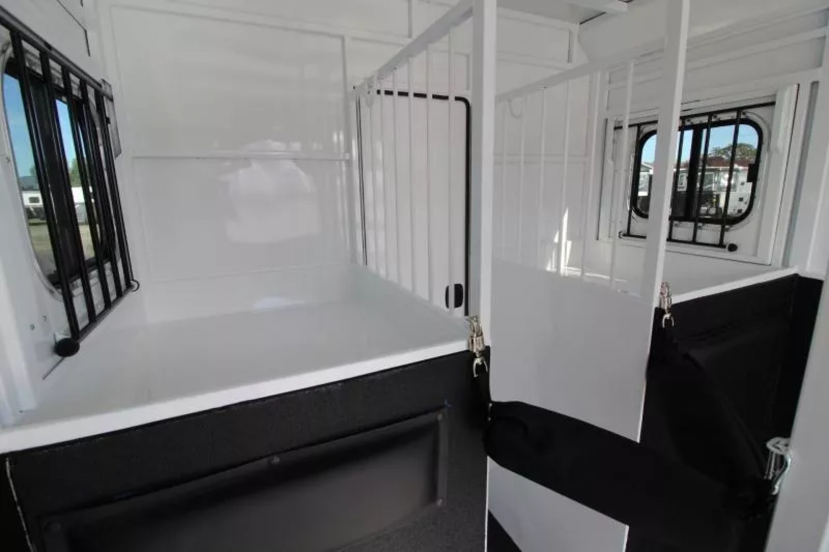 New 2026 Trails West Royale PRICE REDUCED SxST 2H BP - Straightload - Warmblood- Pass thru Door - Water Tank