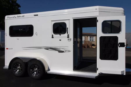 New 2026 Trails West Royale PRICE REDUCED SxST 2H BP - Straightload - Warmblood- Pass thru Door - Water Tank