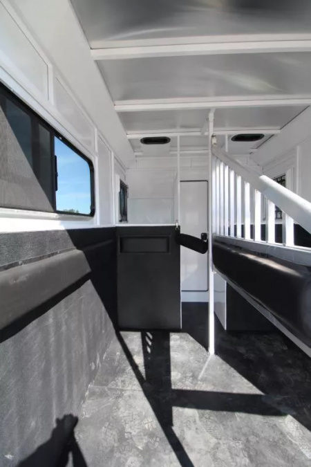 New 2026 Trails West Royale PRICE REDUCED SxST 2H BP - Straightload - Warmblood- Pass thru Door - Water Tank