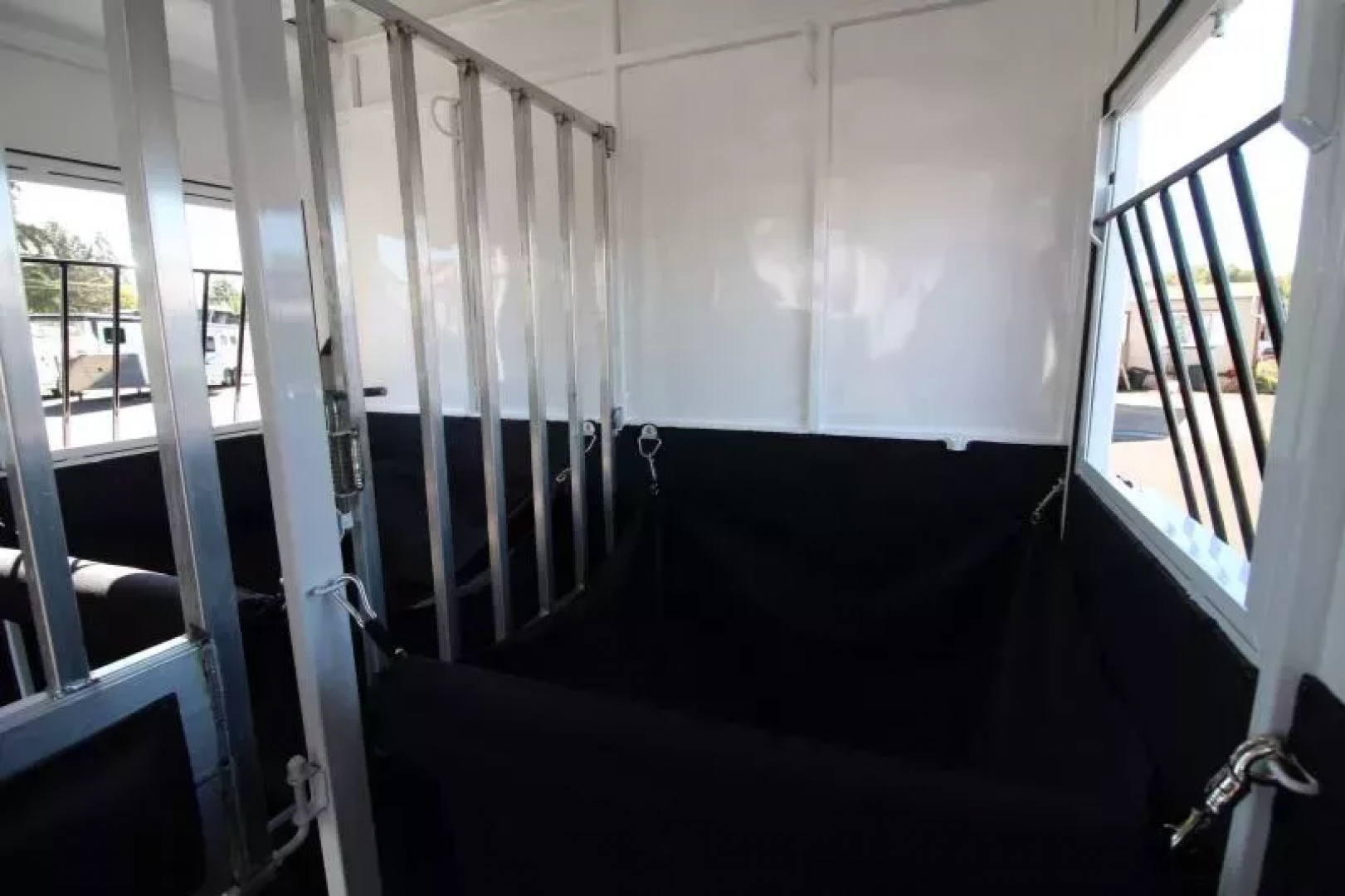 New 2026 Trails West Royale Plus-Warmblood 2H BP - Straight Load - Escape Doors - Bench Style Water Tank- Feed Bags - Escape Doors