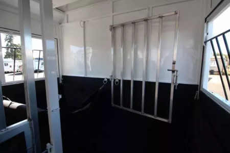 New 2026 Trails West Royale Plus-Warmblood 2H BP - Straight Load - Escape Doors - Bench Style Water Tank- Feed Bags - Escape Doors