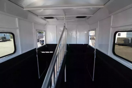 New 2026 Trails West Royale Plus-Warmblood 2H BP - Straight Load - Escape Doors - Bench Style Water Tank- Feed Bags - Escape Doors