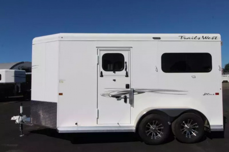 New 2026 Trails West Royale Plus-Warmblood 2H BP - Straight Load - Escape Doors - Bench Style Water Tank- Feed Bags - Escape Doors