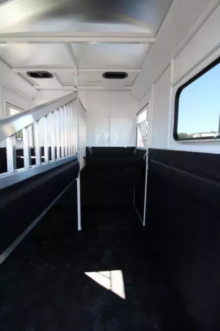 New 2026 Trails West Royale Plus-Warmblood 2H BP - Straight Load - Escape Doors - Bench Style Water Tank- Feed Bags - Escape Doors