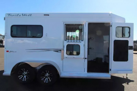 New 2026 Trails West Royale Plus-Warmblood 2H BP - Straight Load - Escape Doors - Bench Style Water Tank- Feed Bags - Escape Doors