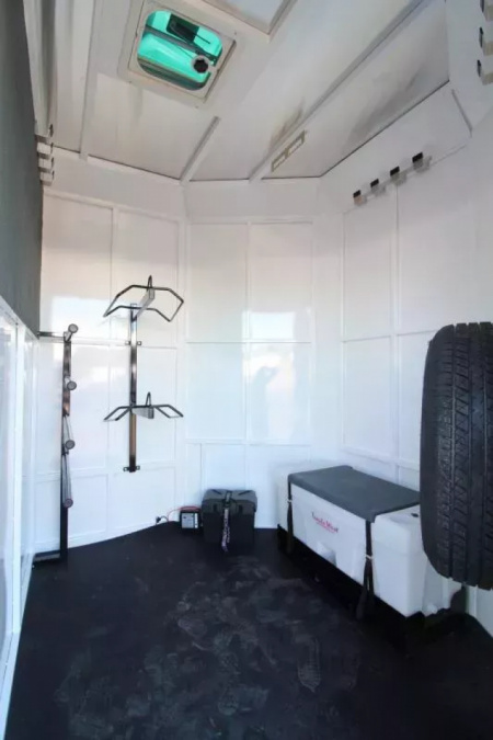 New 2026 Trails West Royale Plus-Warmblood 2H BP - Straight Load - Escape Doors - Bench Style Water Tank- Feed Bags - Escape Doors