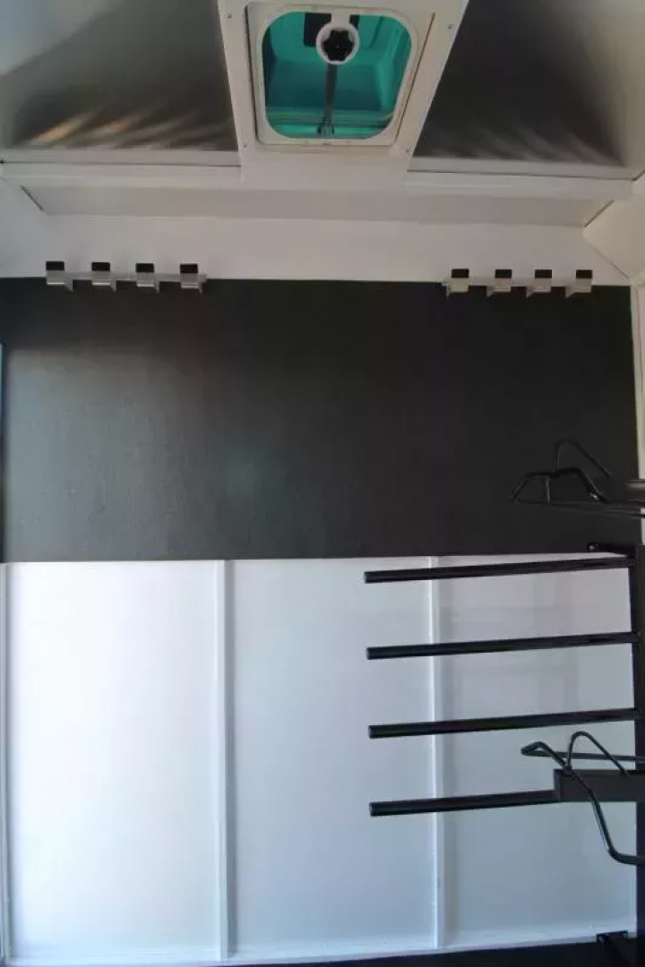 New 2026 Trails West Royale Plus PRICE REDUCED -Warmblood 2H BP - Straight Load- Bench Style Water Tank- Feed Bags - Escape Doors Horse Trailer