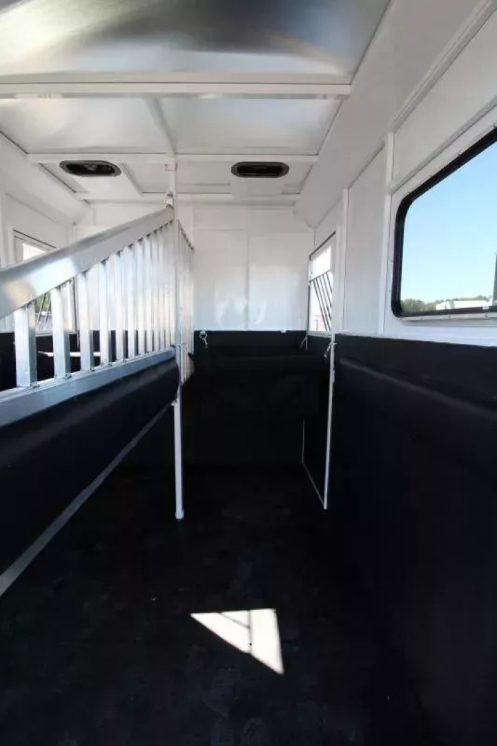 New 2026 Trails West Royale Plus PRICE REDUCED -Warmblood 2H BP - Straight Load- Bench Style Water Tank- Feed Bags - Escape Doors Horse Trailer