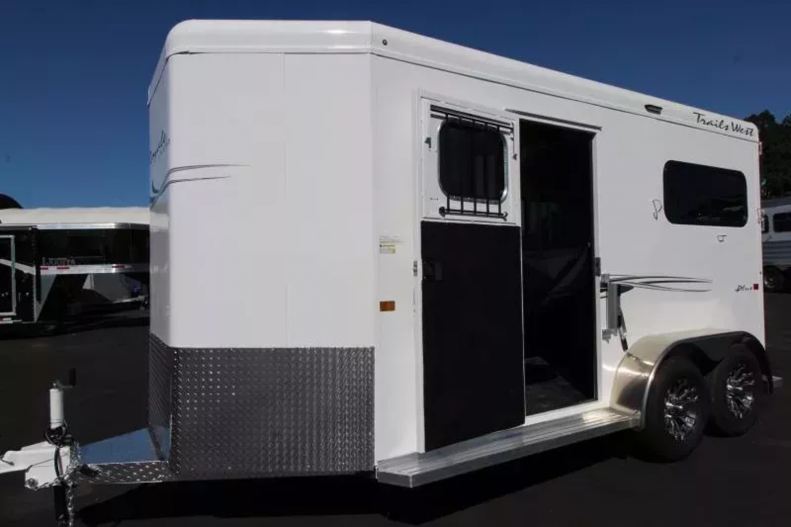 New 2026 Trails West Royale Plus PRICE REDUCED -Warmblood 2H BP - Straight Load- Bench Style Water Tank- Feed Bags - Escape Doors Horse Trailer