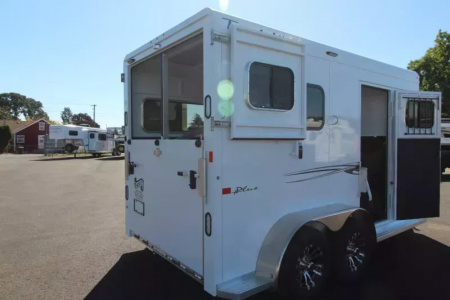 New 2026 Trails West Royale Plus PRICE REDUCED -Warmblood 2H BP - Straight Load- Bench Style Water Tank- Feed Bags - Escape Doors Horse Trailer