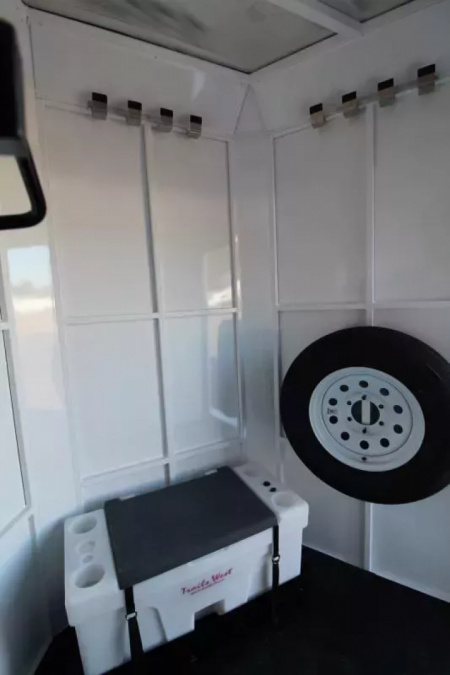 New 2026 Trails West Royale Plus PRICE REDUCED -Warmblood 2H BP - Straight Load- Bench Style Water Tank- Feed Bags - Escape Doors Horse Trailer