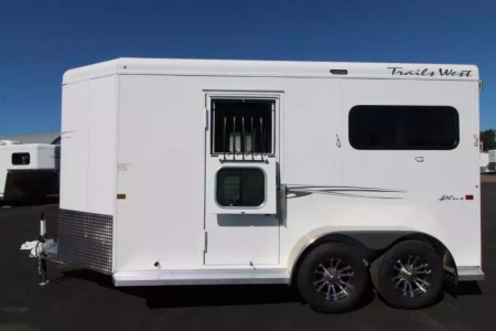 New 2026 Trails West Royale Plus PRICE REDUCED -Warmblood 2H BP - Straight Load- Bench Style Water Tank- Feed Bags - Escape Doors Horse Trailer