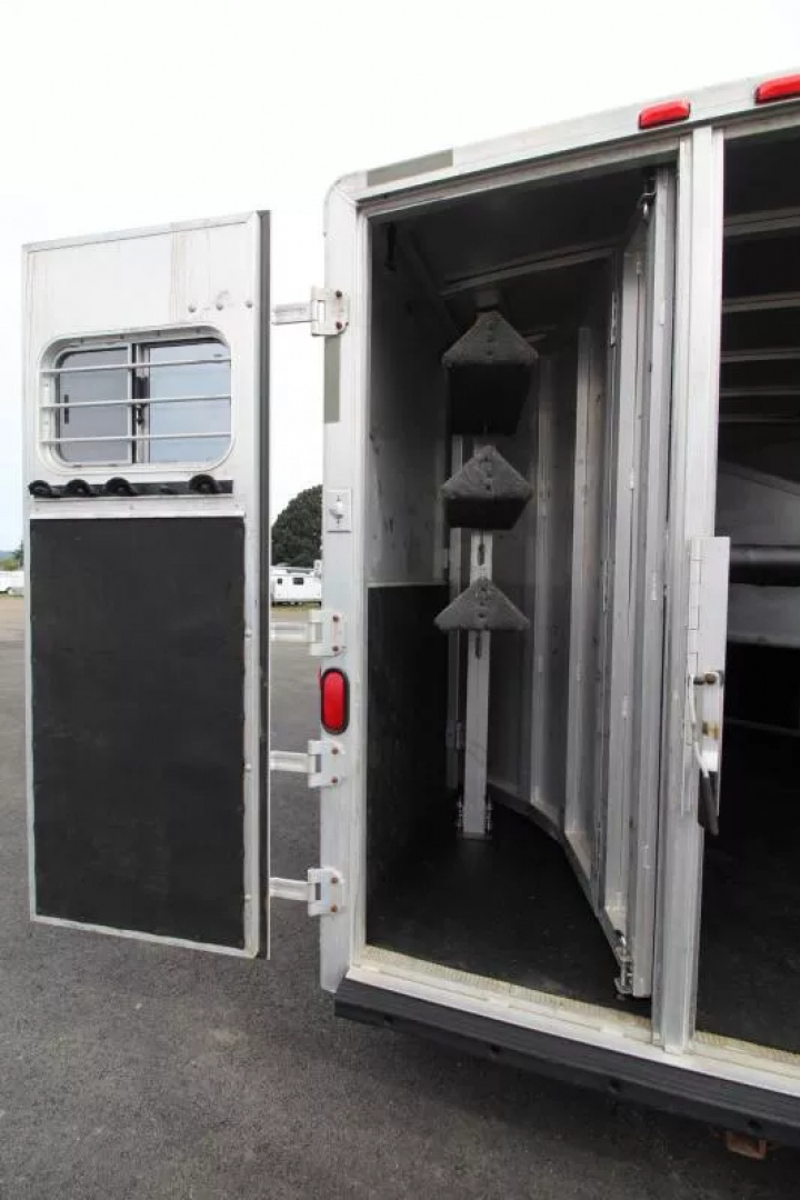 Used PRICE REDUCED $600- 2000 Exiss Trailers XT-300 - Large Dressing Room - Rear tack - 3 Horse Trailer