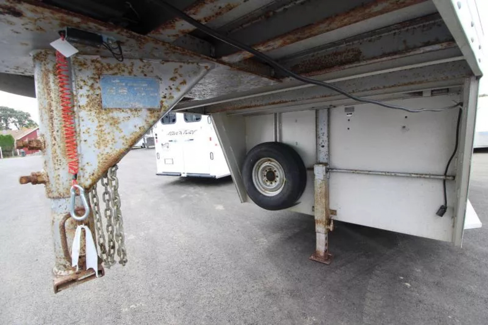 Used PRICE REDUCED $600- 2000 Exiss Trailers XT-300 - Large Dressing Room - Rear tack - 3 Horse Trailer