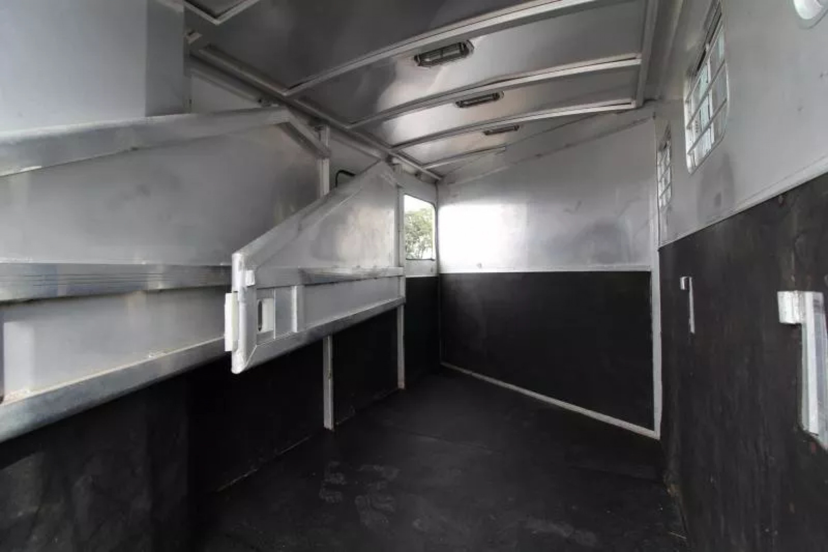 Used PRICE REDUCED $600- 2000 Exiss Trailers XT-300 - Large Dressing Room - Rear tack - 3 Horse Trailer